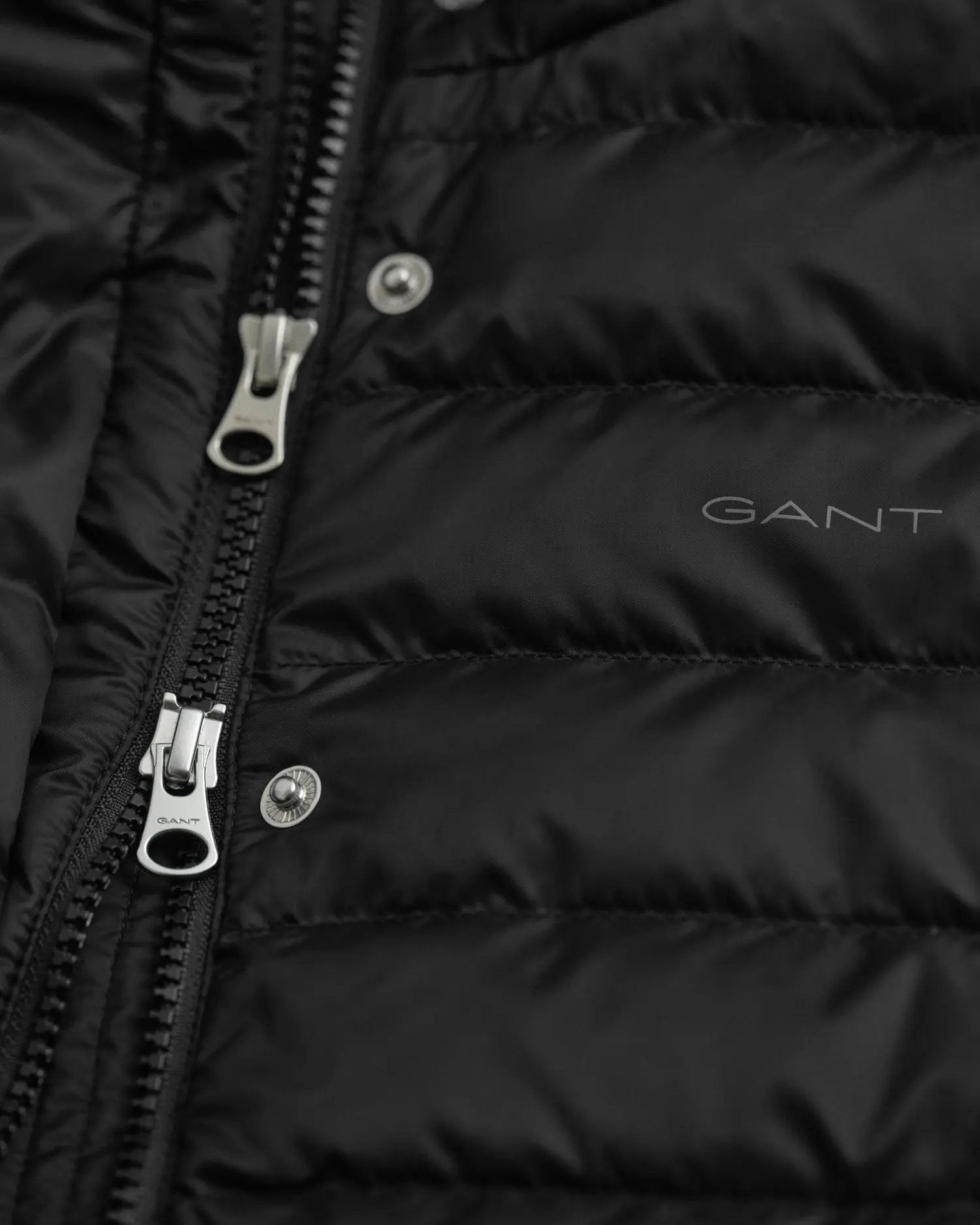 Ελαφρύ Αμάνικο Μπουφάν Με Πούπουλo GANT
