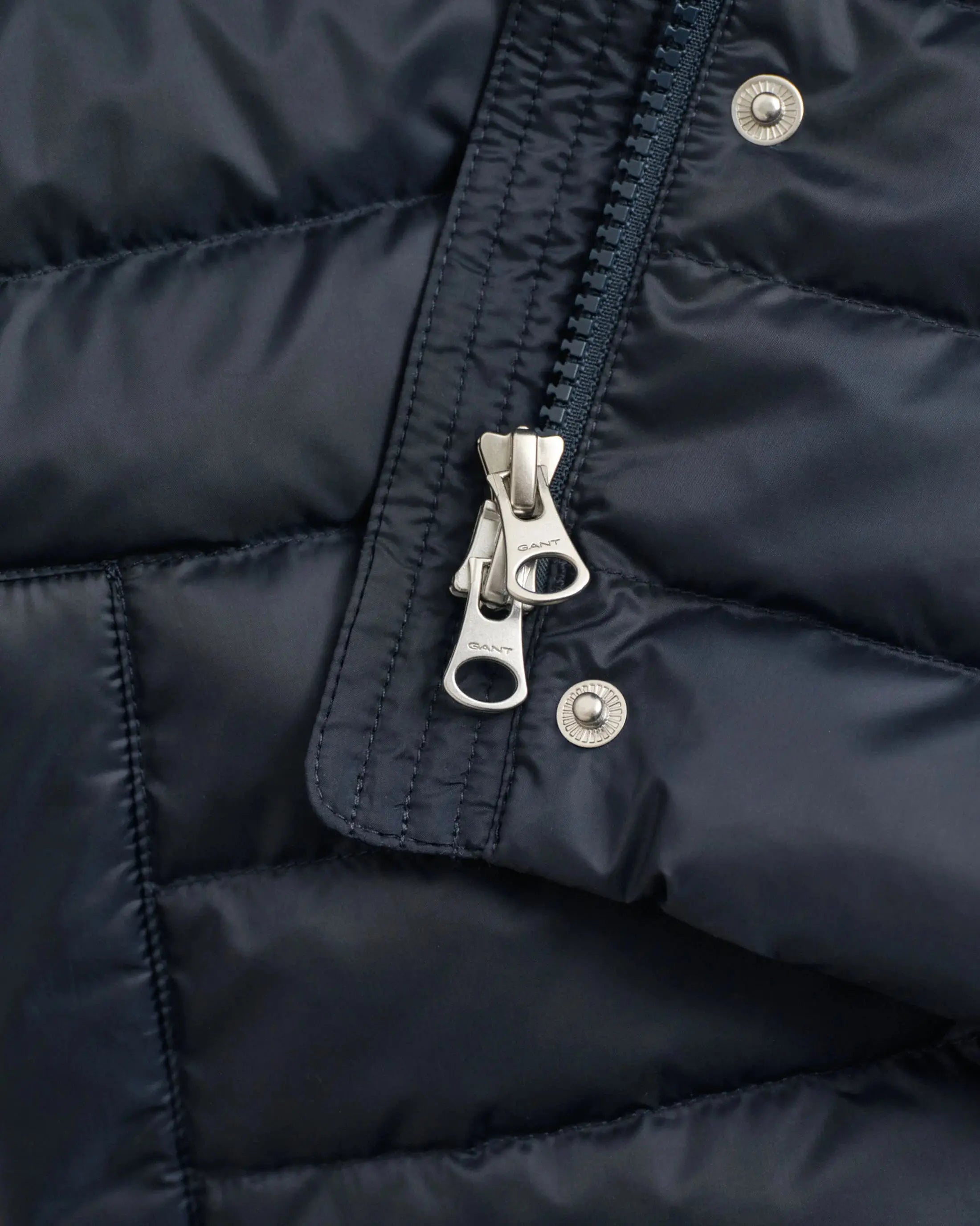 Ελαφρύ Αμάνικο Μπουφάν Με Πούπουλo GANT