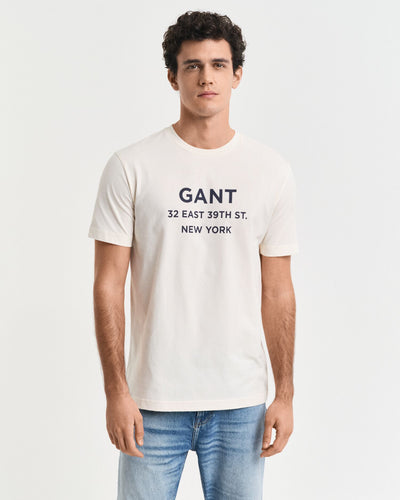 T-shirt 100% βαμβάκι με εποχιακό λογότυπο GANT στο στήθος.
