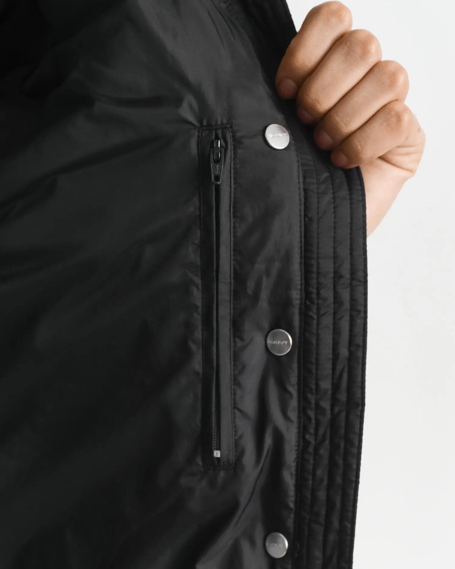 Ελαφρύ Αμάνικο Μπουφάν Με Πούπουλo GANT