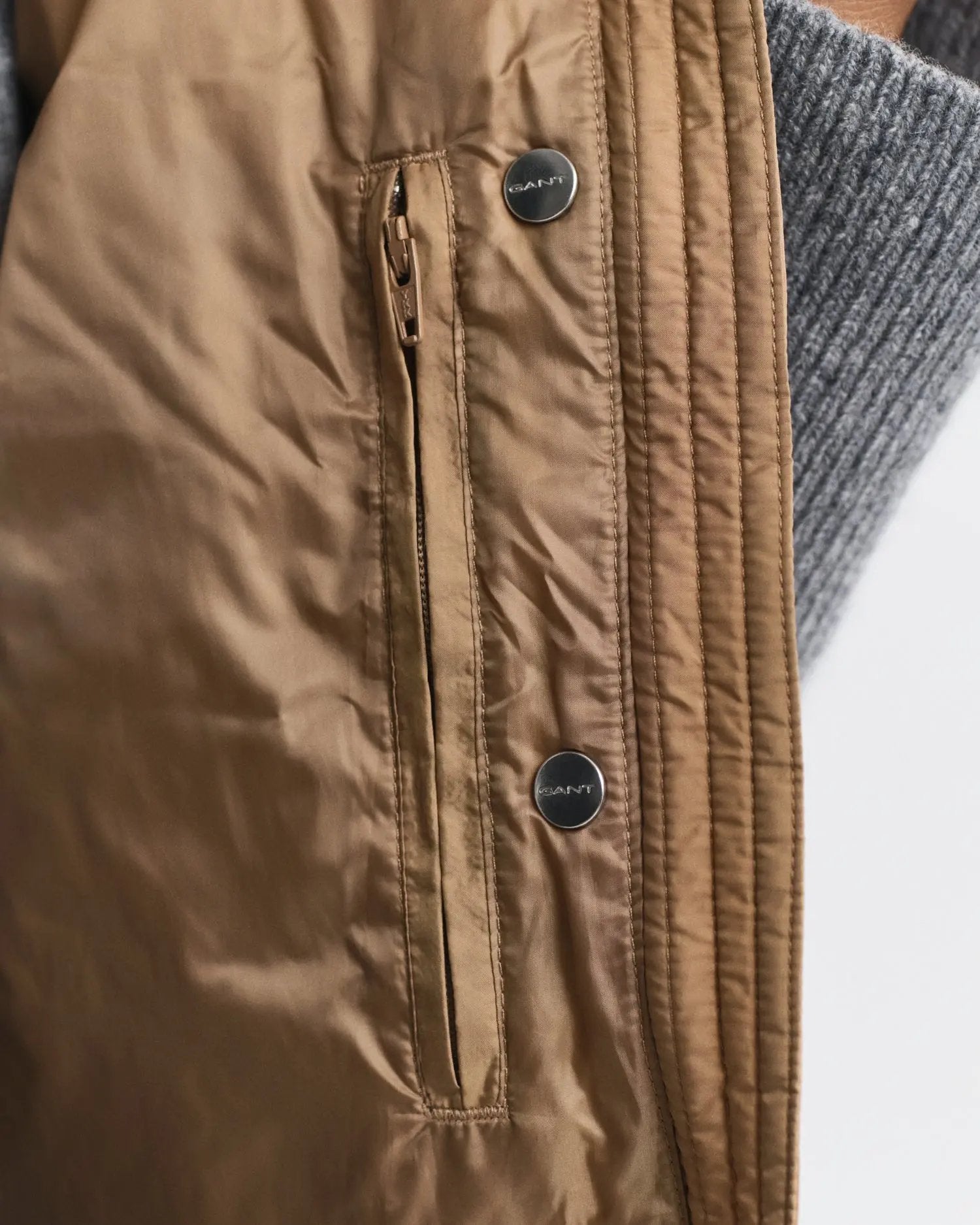 Ελαφρύ Αμάνικο Μπουφάν Με Πούπουλo GANT