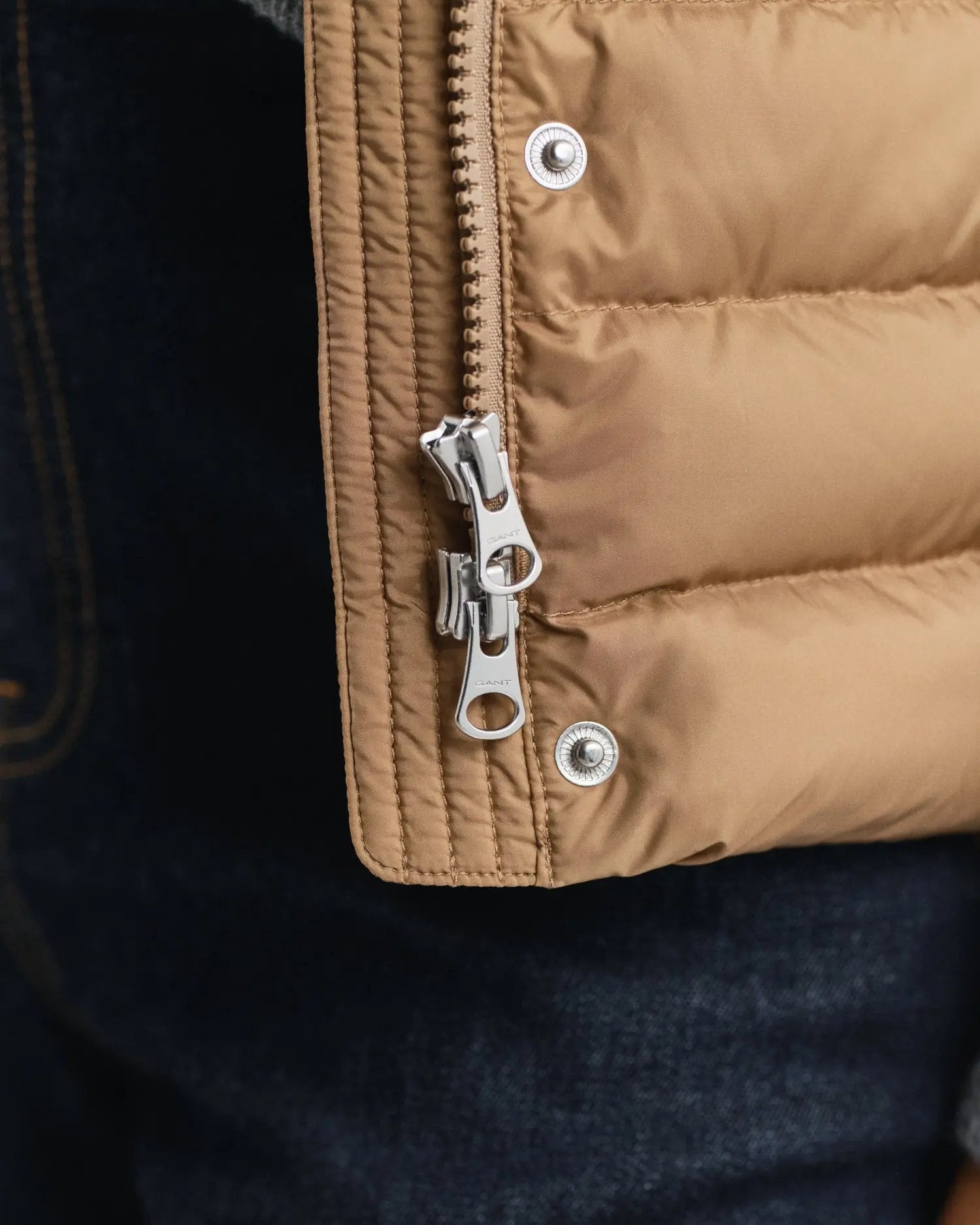 Ελαφρύ Αμάνικο Μπουφάν Με Πούπουλo GANT