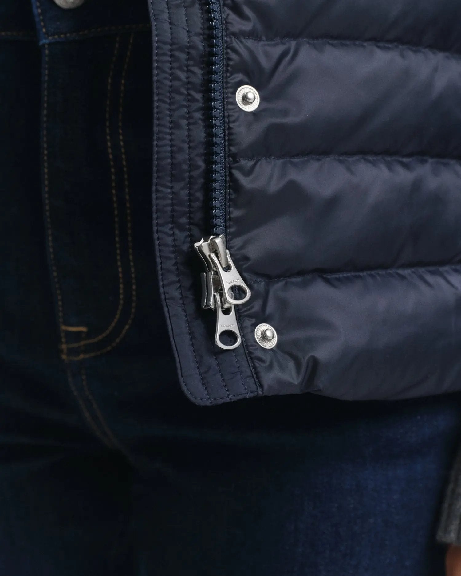 Ελαφρύ Αμάνικο Μπουφάν Με Πούπουλo GANT