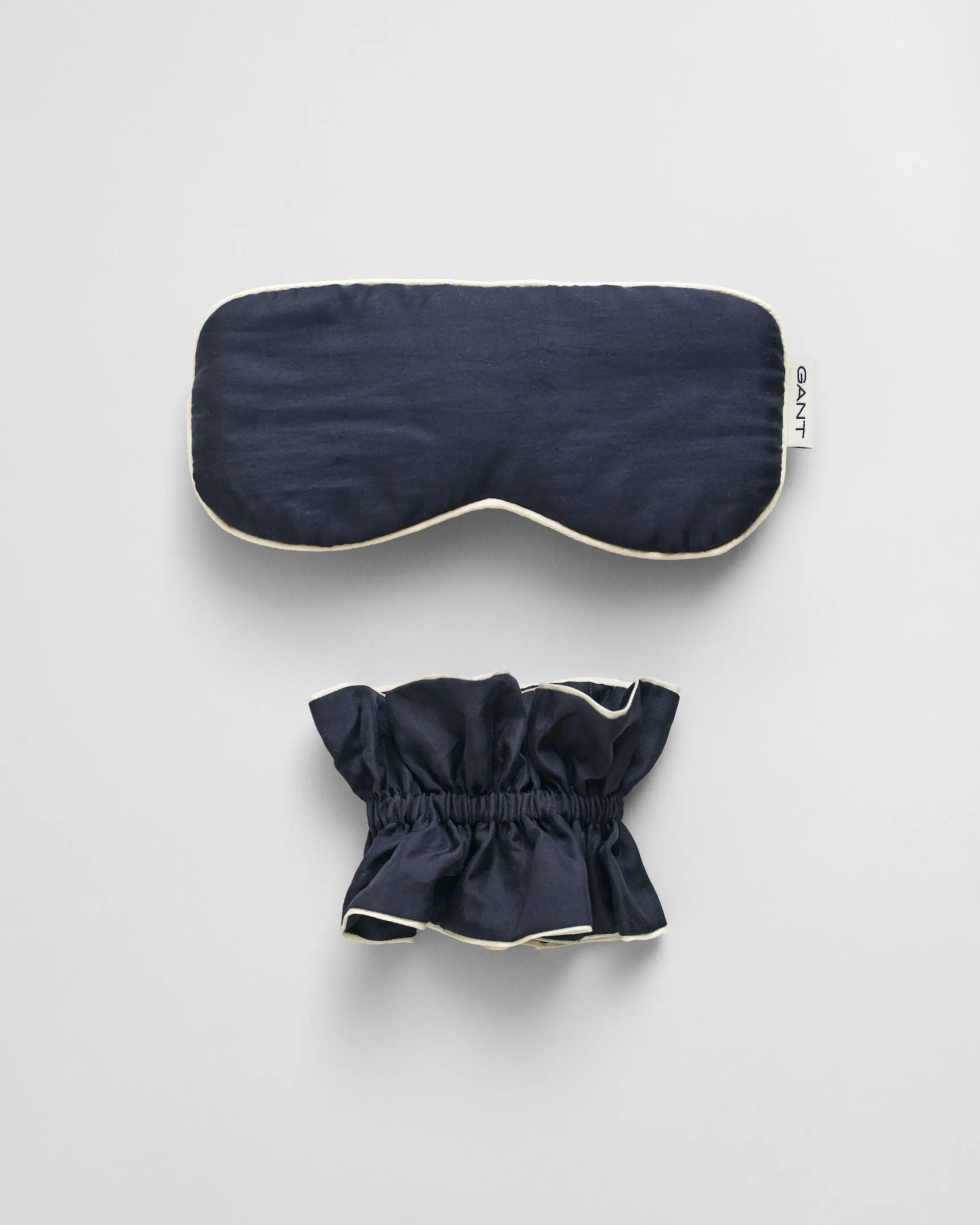 Premium σετ δώρου GANT με μάσκα ύπνου και λαστιχάκι από 100% μετάξι, ιδανικό για άνετο ύπνο και προστασία μαλλιών και δέρματος.
