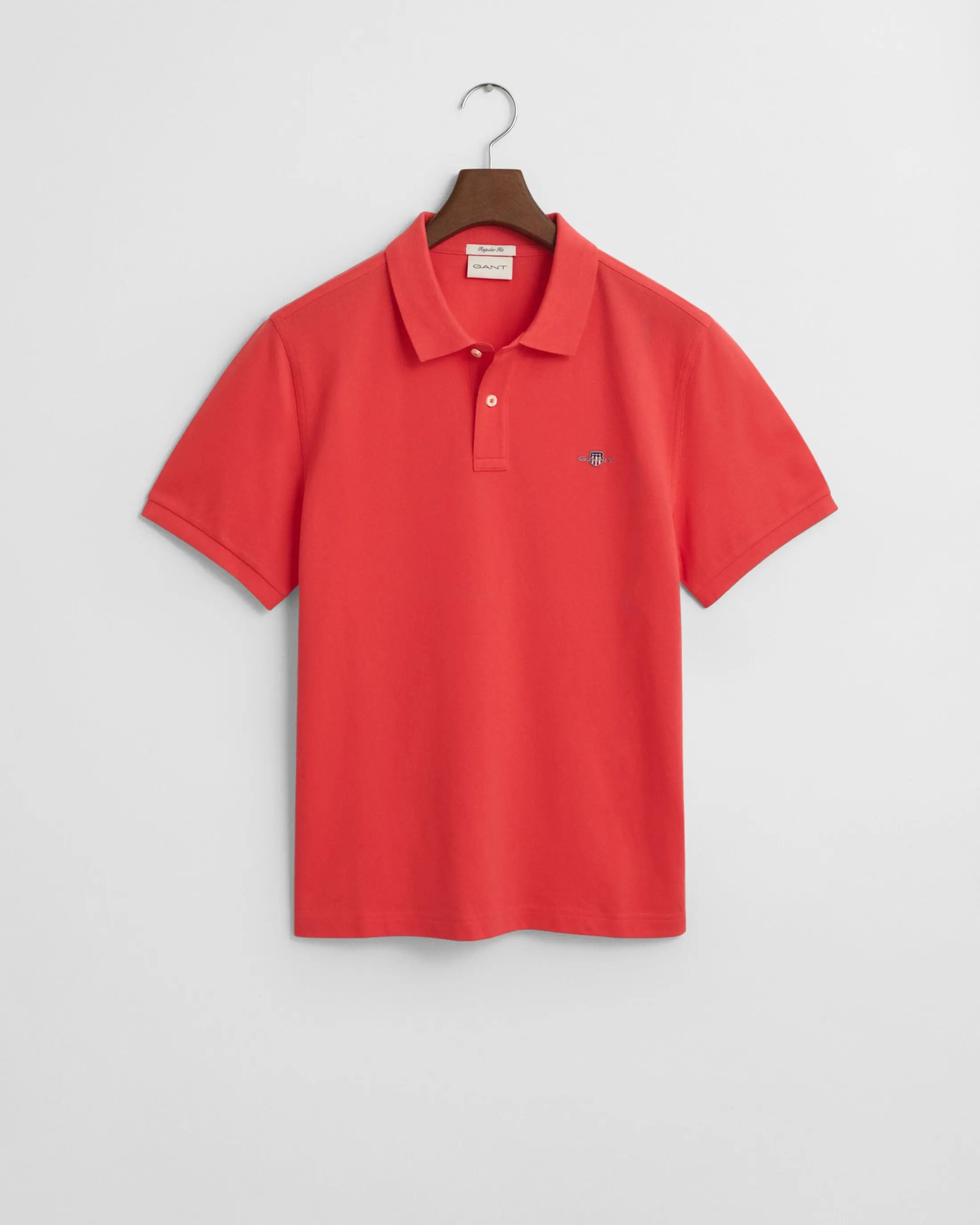 Μπλούζα πόλο GANT σε κανονική εφαρμογή με πλεκτό γιακά και κεντημένο λογότυπο στο στήθος. Ιδανική για καθημερινά στυλάτα σύνολα.