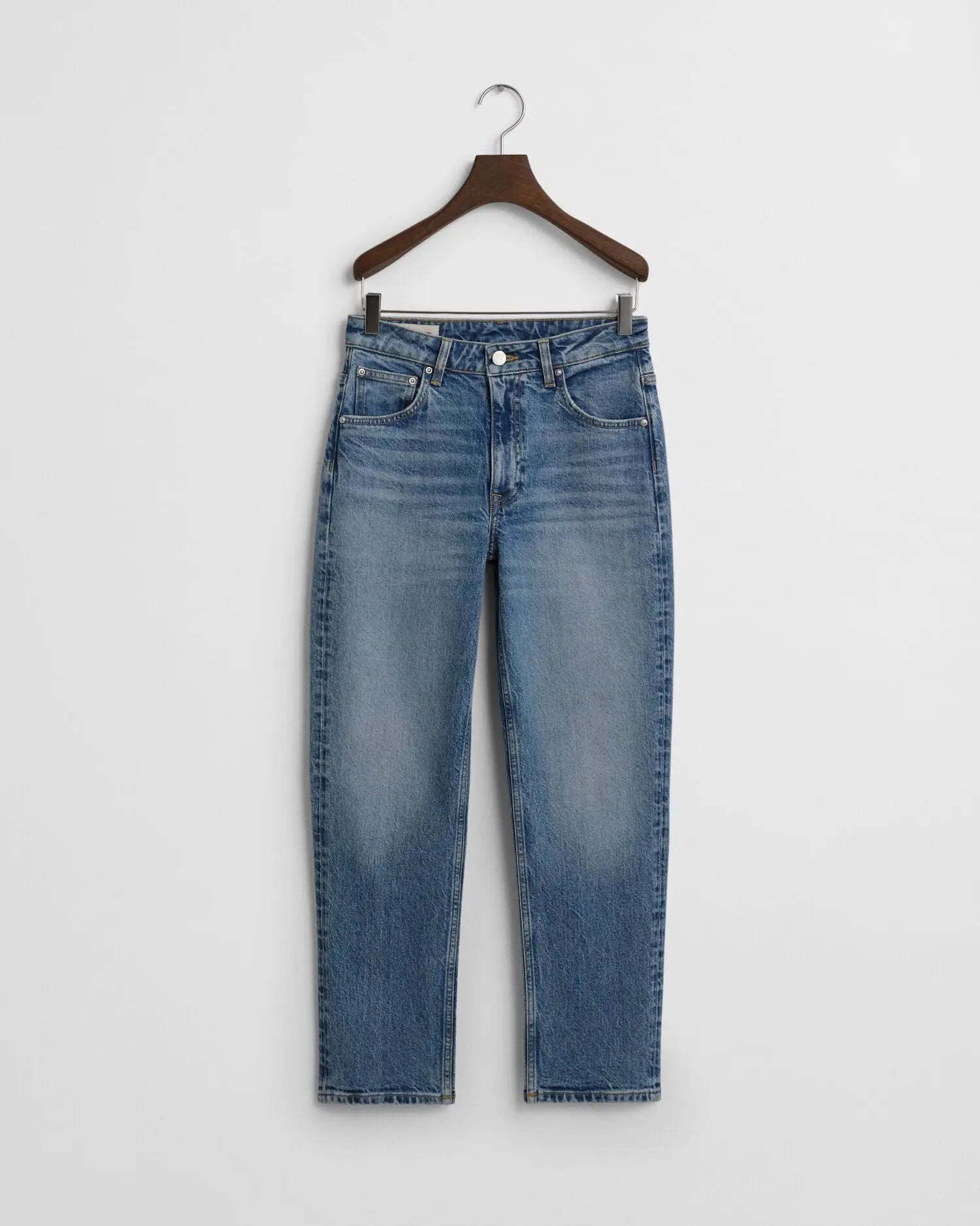 Ψηλόμεσο τζιν παντελόνι cropped με δερμάτινο λογότυπο GANT.