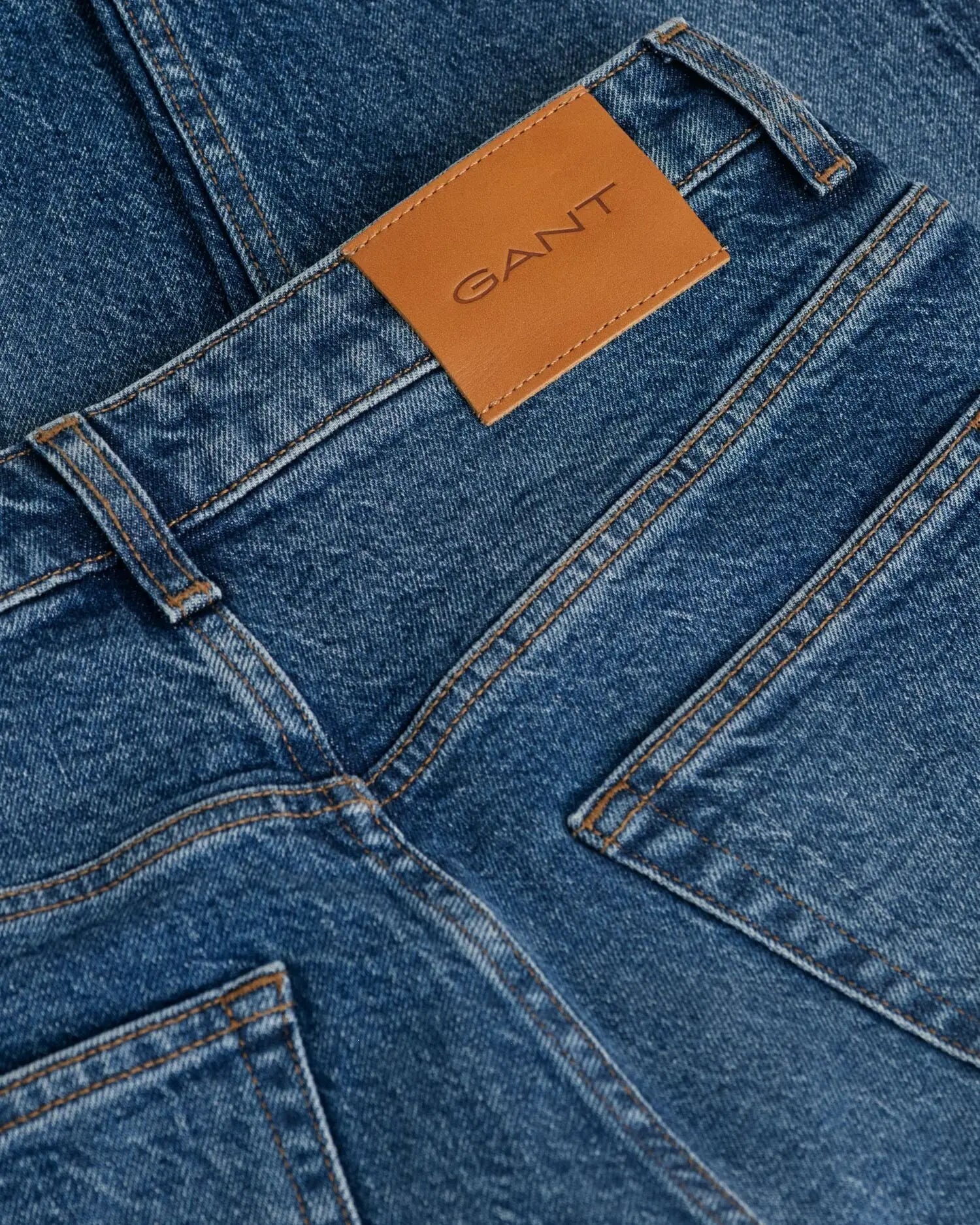 Mid-indigo wash γυναικείο τζιν παντελόνι GANT με ψηλόμεση και cropped σχεδίαση.