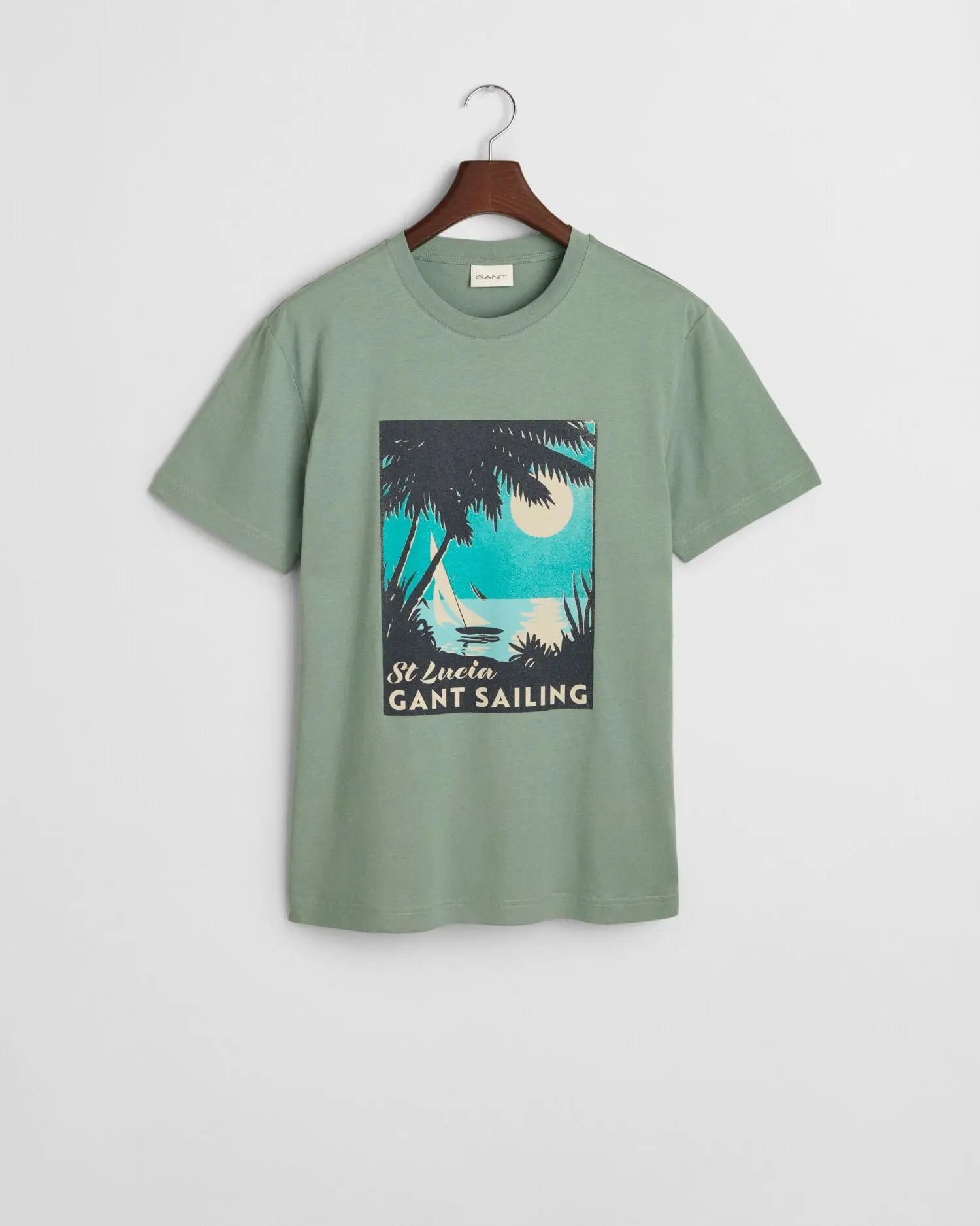Άνετο και στυλάτο T-shirt με ριπ λαιμόκοψη και σταμπά.