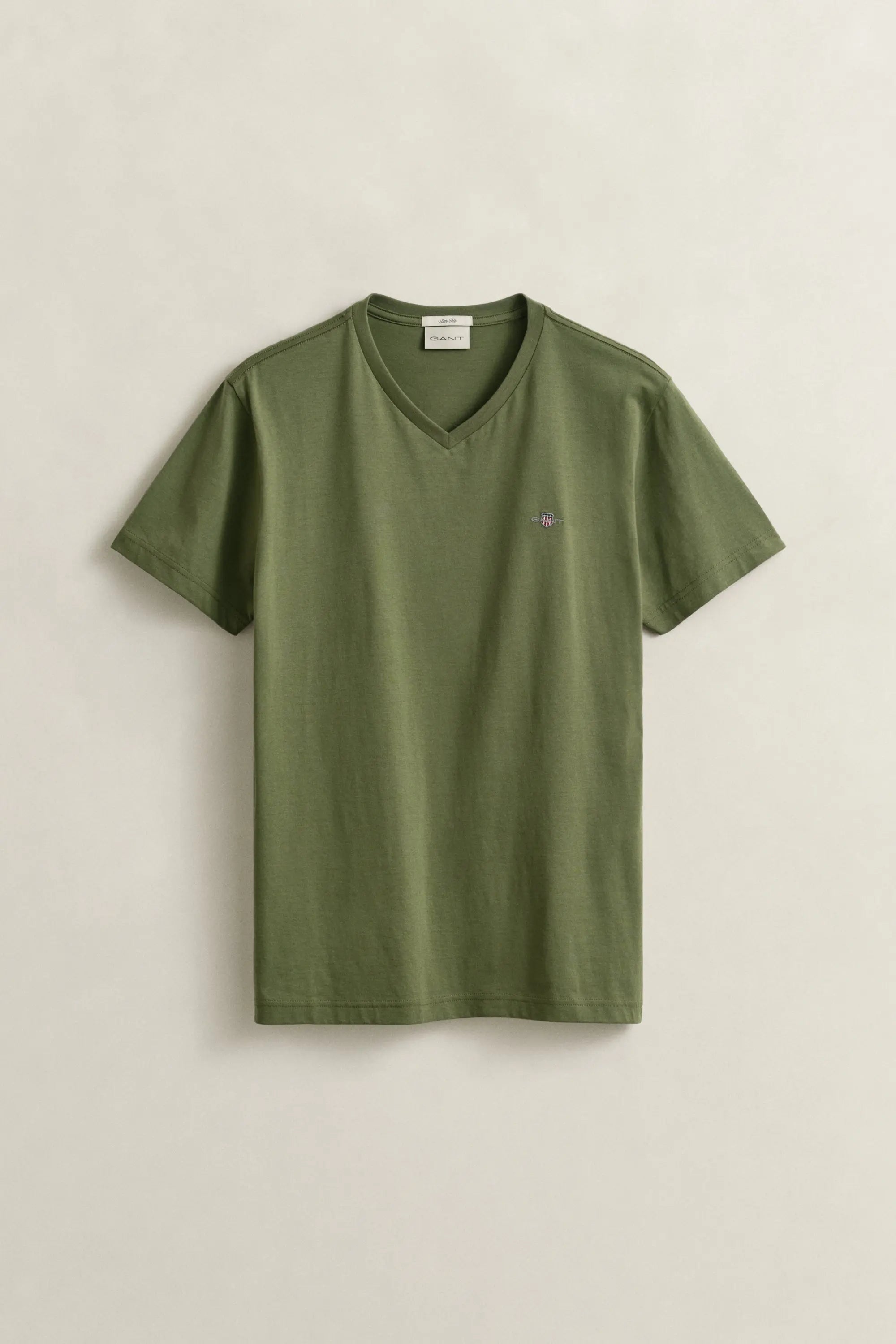 T-shirt με Λογότυπο Shield και Λαιμόκοψη V Σε Στενή Γραμμή GANT