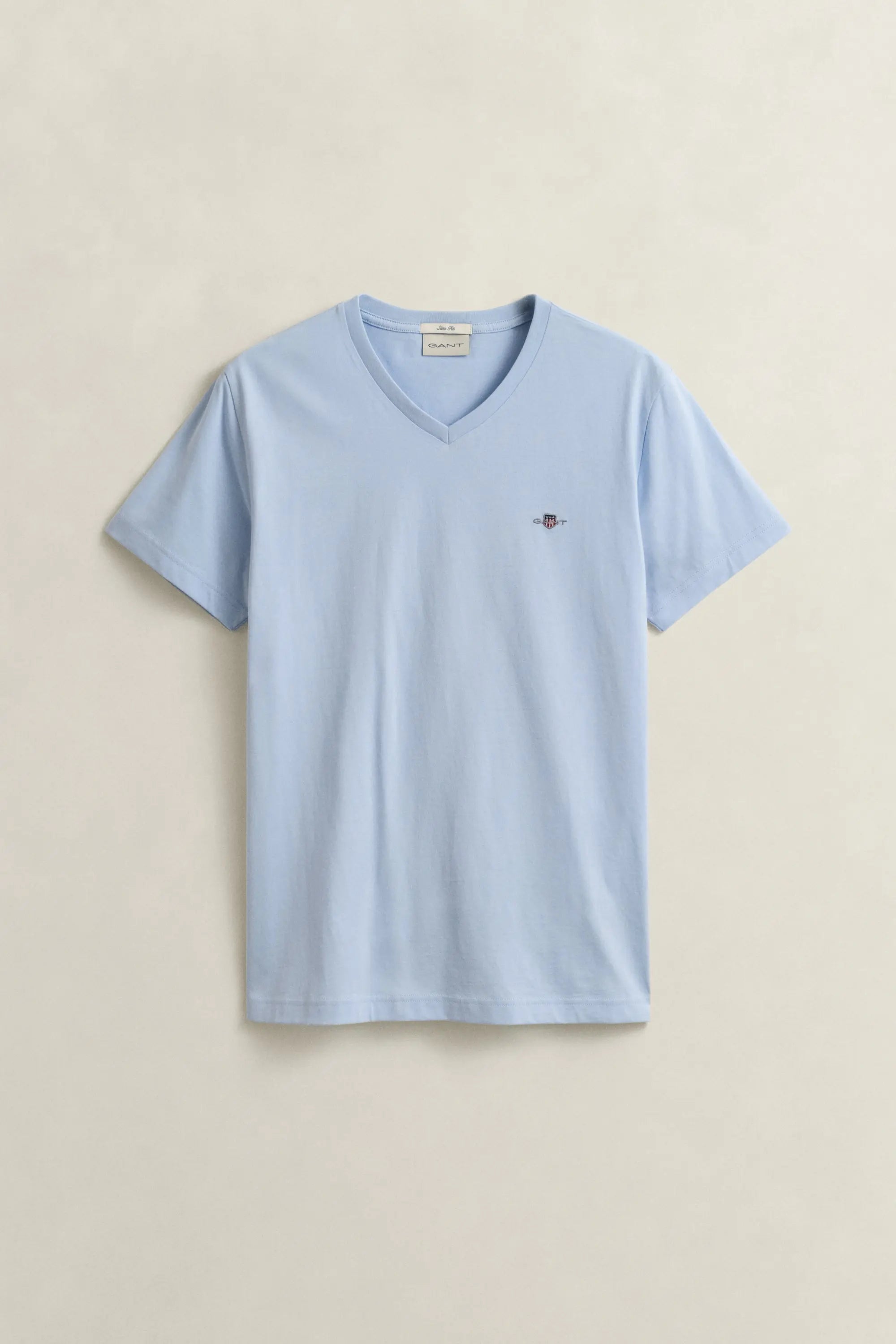 T-shirt με Λογότυπο Shield και Λαιμόκοψη V Σε Στενή Γραμμή GANT