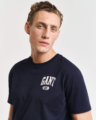 T-shirt GANT 100% βαμβάκι, κανονική γραμμή, ριπ λαιμόκοψη, λογότυπο GANT 49 με ραγισμένο εφέ στο στήθος, κωδ. 3G2003292