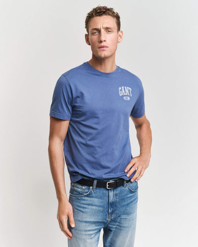 T-shirt GANT 100% βαμβάκι, κανονική γραμμή, ριπ λαιμόκοψη, λογότυπο GANT 49 με ραγισμένο εφέ στο στήθος, κωδ. 3G2003292