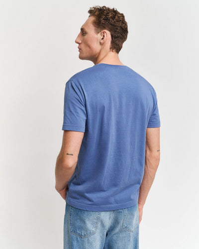 T-shirt GANT 100% βαμβάκι, κανονική γραμμή, ριπ λαιμόκοψη, λογότυπο GANT 49 με ραγισμένο εφέ στο στήθος, κωδ. 3G2003292