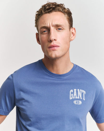 T-shirt GANT 100% βαμβάκι, κανονική γραμμή, ριπ λαιμόκοψη, λογότυπο GANT 49 με ραγισμένο εφέ στο στήθος, κωδ. 3G2003292